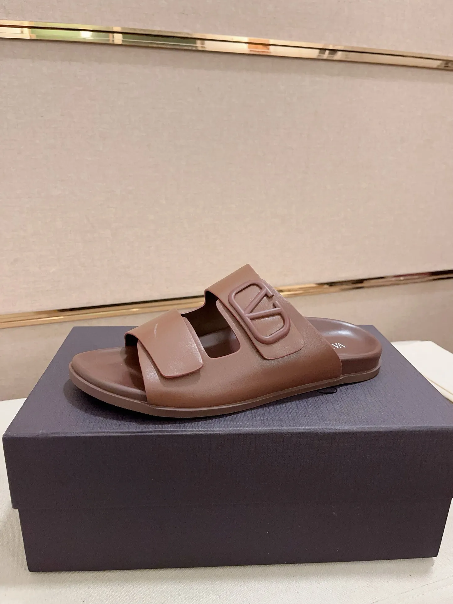 Men's shoes💰: 440💰[Valentino] New men's boutique slippers, counter quality, classic plaid, the actual workmanship is quite complex🔰The uppers are made of imported fabrics➕🐑Sheepskin lining, which tests the craftsman's craftsmanship➕original PU outsole. Size: 38-44 (45 can be customized, non-refundable)